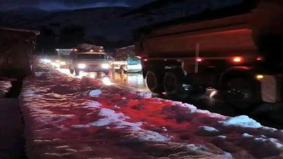 الجليد يقطع الطريق الوطنية رقم 9 بين مراكش وورزازات انقطاع حركة السير بـ الطريق…