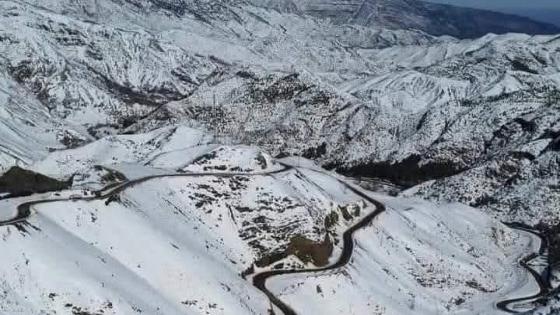 الطريق الواطنية رقم 9 الرابطة بين مراكش ورزازات مقطوعة بسباب كثافة الثلوج الاثن…