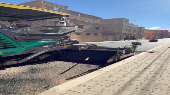 تتواصل أشغال تزفيت و تهيئة عدد من شوارع مدينة زاكورة بوتيرة متقدمة. كي جاكم …