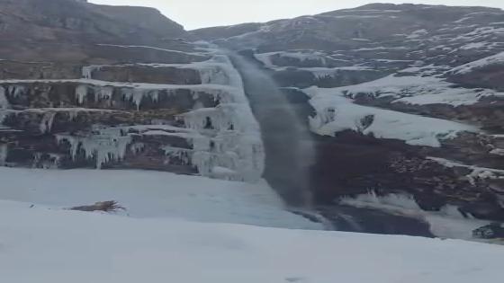 في مشهد غير معتاد بالمنطقة ..لحظة طبيعية نادرة لتدفق المياه من شلال في قرية تامس…