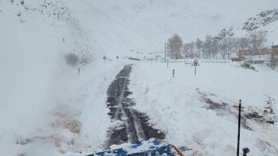 لحدود الساعة الطريق رقم 9 بين مراكش وورزازات مقطوعة بسبب الثلوج الصورة من الارش…